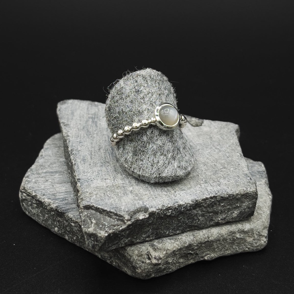 COCO Mondstein handgefertigter Silberring mit Edelsteinfassung